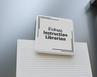 Aimant carré en porcelaine Kickass Instruction Librarian