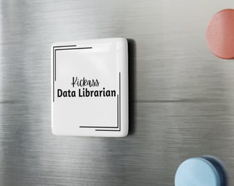 Imán cuadrado de porcelana Kickass Data Librarian