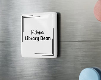 Aimant carré en porcelaine Dean Library de Kickass