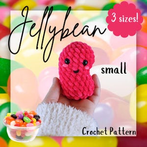 Pode incluir: Padrão de crochê para um brinquedo de pelúcia de feijão de gelatina rosa. O padrão inclui três tamanhos: pequeno, médio e grande. O brinquedo de pelúcia tem um rosto feliz com olhos pretos e um sorriso.