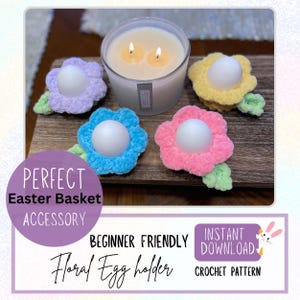 Op de afbeelding: Vier gehaakte bloemeivormige eierrekjes in roze, blauw, geel en paars. Elk rekje heeft een wit ei erin. De rekjes staan op een houten oppervlak met een kaars op de achtergrond. De tekst "PERFECT Easter Basket ACCESSORY" staat op een paarse cirkel. De tekst "BEGINNER FRIENDLY Floral Egg holder INSTANT DOWNLOAD CROCHET PATTERN" staat op een witte rechthoek.