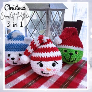 Könnte beinhalten: Drei gehäkelte Weihnachtsornamente: ein Schneemann mit einem rot-weiß gestreiften Hut, ein grüner Grinch mit einem roten Weihnachtsmann-Hut und ein blau-weißer Eisbär. Die Ornamente befinden sich auf einer rot-weiß karierten Tischdecke.