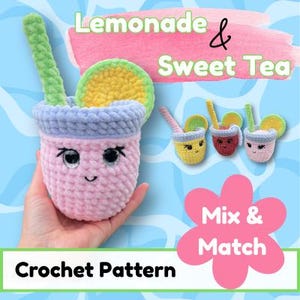 Puede incluir: Una taza rosa de ganchillo con una cara sonriente, una pajita verde y una rodaja de limón. El texto "Lemonade & Sweet Tea" está encima de la taza. Las palabras "Mix & Match" están en forma de flor rosa, y "Crochet Pattern" en la parte inferior.