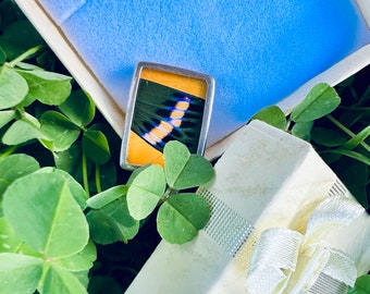 ¡Elegante e impresionante colgante de ala de mariposa amarilla acentuada!