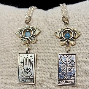 Collar con dije de loto de la carta del tarot y cuentas de concha azul de plata