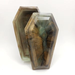 Doodskistkist met groene en gouden marmerhars – gotische snuisterijhouder, Witchy sieradenopslag, occult decor, altaardoos schedel, spookachtige harskunst