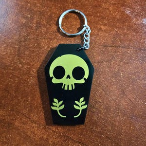 Black Resin Coffin Keychain with Gold Skull – Witchy & Occult Keychain, Gothic Aesthetic, Spooky Gift, Skull Keychain