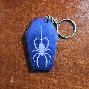 Purple Shimmer Coffin Keychain with Spider – Witchy Occult Keychain, Gothic Aesthetic, Spooky Gift, Spider Keychain