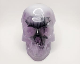 Teschio in resina fosforescente in marmo viola – Decorazione da strega, decorazione gotica per altare, regalo spettrale, arte occulta per la casa, scultura di teschio fatta a mano