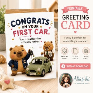 Könnte beinhalten: Eine druckbare Grußkarte mit dem Text CONGRATS ON YOUR FIRST CAR. Your chauffeur has officially retired. Das Design zeigt zwei braune Bären, einer hält Autoschlüssel neben einem grünen Auto mit einem FREEDOM-Nummernschild.