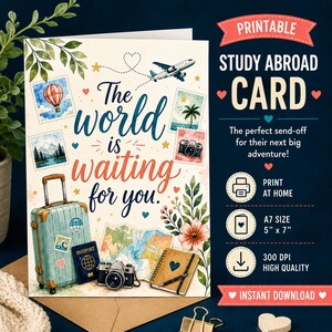 Può includere: Un biglietto d'auguri stampabile per studi all'estero con il testo The world is waiting for you. Il design include illustrazioni di valigia, passaporto, fotocamera, taccuino, mappa e aereo, con una dimensione A7 di 12,7 cm per 17,8 cm.