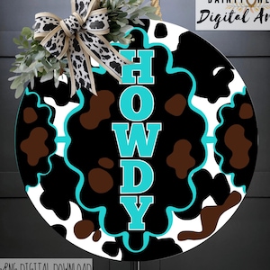 Puede incluir: Cartel de puerta redondo de madera con un diseño de piel de vaca en negro, blanco y marrón. La palabra "HOWDY" está en turquesa. El cartel está adornado con un lazo, vegetación y una cuerda para colgar. El texto "DAINTY OWL Digital Art" es visible.