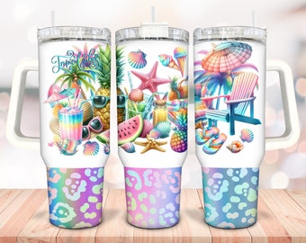 Op de afbeelding: Drie roestvrijstalen bekers met deksels en handvatten. Elke beker heeft een ander tropisch ontwerp met felle kleuren en afbeeldingen van palmbomen, ananas, schelpen en slippers. De tekst "Tropical Vibes" staat op een van de bekers.