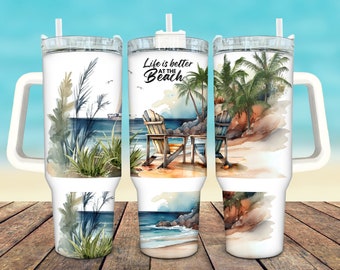 Op de afbeelding: Drie witte roestvrijstalen bekers met deksels en handvatten. De bekers tonen verschillende aquarel-strandscènes. De beker in het midden heeft de tekst "Life is better at the Beach".