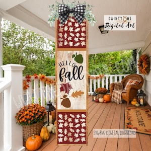 Può includere: Un cartello verticale da veranda con un pannello centrale effetto legno che riporta il testo "HELLO fall" in corsivo nero, circondato da illustrazioni di ghiande e foglie. I pannelli superiore e inferiore hanno uno sfondo rosso.