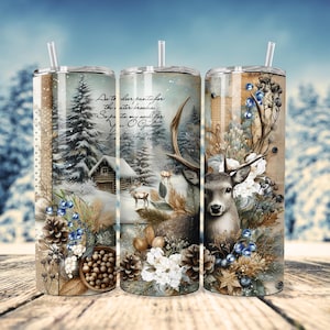 Könnte beinhalten: Ein Edelstahlbecher mit einer Winterszene mit einem Reh, Kiefern, einer Hütte und einem Zitat aus Psalm 42:1. Der Becher hat einen braunen und weißen Hintergrund mit blauen Akzenten.