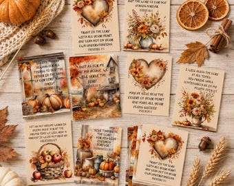 Könnte beinhalten: Eine Sammlung rechteckiger Karten mit herbstlichen Illustrationen von Kürbissen, Sonnenblumen und Herzen, die jeweils mit religiösen Bibelversen bedruckt sind. Die Karten liegen auf einer Holzoberfläche neben getrockneten Orangenscheiben und Weizen.