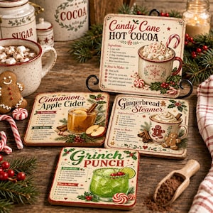 Puede incluir: Cuatro posavasos cuadrados con recetas de bebidas festivas: Candy Cane Hot Cocoa, Cinnamon Apple Cider, Gingerbread Steamer y Grinch Punch. Cada posavasos muestra ingredientes e instrucciones con ilustraciones festivas de tazas, frutas y dulces.