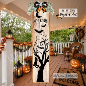 Könnte beinhalten: Ein hölzernes Halloween-Willkommensschild mit einem schwarzen Baum, Fledermäusen und einer Katzensilhouette. Das Schild trägt die Aufschrift "WELCOME" und ist mit einer schwarz-orangenen Schleife und Grünzeug verziert. Das Schild wird auf einer Veranda mit Kürbissen und Laternen ausgestellt.