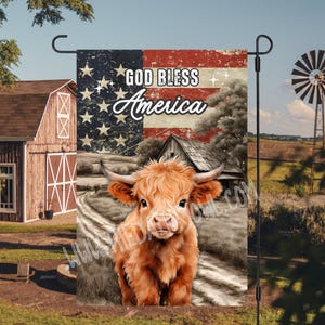 Bandera patriótica de vaca de las Tierras Altas para jardín: Dios bendiga a Estados Unidos (13 x 19 JPG)