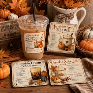 Può includere: Un bicchiere di plastica trasparente riempito di caffè freddo con un'etichetta Pumpkin Spice Chai Latte, insieme a tre sottobicchieri quadrati stampati con ricette per Pumpkin Spice Steamer, Pumpkin Cream Cold Brew e Pumpkin Spice Latte.