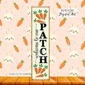 Puede incluir: Un letrero rectangular de madera con la palabra "PATCH" en letras negras grandes y "welcome to our" en cursiva. El letrero presenta zanahorias naranjas con hojas verdes y está decorado con un patrón de conejos y zanahorias.