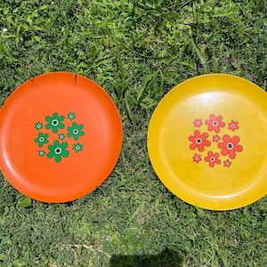 Vintage 60s 70s Yellow Orange Flower Serving Tray Plate Decor Set (2)