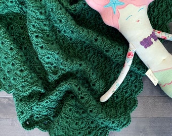 READY TO SHIP scalloped hand crocheted baby blanket . afgahn . nursery decor