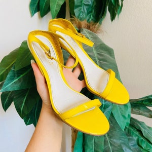 vintage années 90 Ralph Lauren Evelisa jaune vif en cuir de vinyle à fronde strappy style chaton talons hauts ULTRA RARE