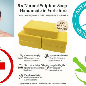 以下が含まれることがあります： 「5 x Natural Sulphur Soap - Handmade in Yorkshire」のテキストが入った、ヨークシャーで手作りの黄色の硫黄石鹸5個。石鹸は、ディープクレンジング、抗菌性、長持ちすると宣伝されています。利点に関するアイコンとテキストが含まれています。