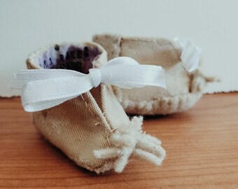 Beige wool and jacquard canvas baby booties for Baby Sasha girl or boy with white satin bows and wool pompoms!