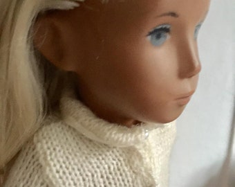 Elfenbein-cremefarbene Strickjacke mit Satinbesatz und Kragen-Detail für Sasha und 16-18 zoll Modelle
