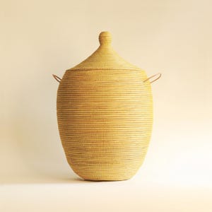 Boho Chic Rozwiązanie do przechowywania: Żółty kosz z włókien roślinnych z pokrywką - ręcznie robiony w Afryce - EGG Yellow Large