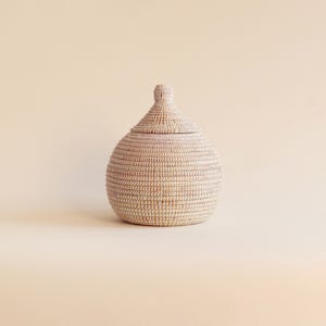 Cestino per rifiuti intrecciato africano con coperchio, cestino per la carta straccia, cestino per il bagno o la camera da letto, cestino per la carta igienica - BOOP Bianco