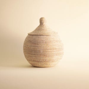 Cestino per rifiuti intrecciato africano con coperchio, cestino per la carta straccia, cestino per la spazzatura in vimini, cestino per il bagno o la camera da letto, cestino per la carta igienica - BOOP bianco medio