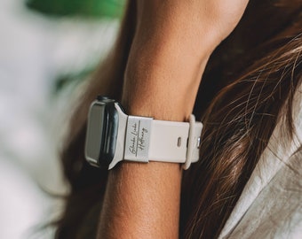 KOMIMAR Smartwatch Charm Wunschgravur Zweizeiler mit Mittelstrich