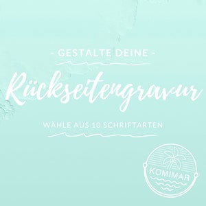 May include: A light blue background with white text that says "GESTALTE DEINE" and "Rückseitengravur" with the text "WÄHLE AUS 10 SCHRIFTARTEN" below. A white circle with a palm tree and waves with the text "KOMIMAR" is in the bottom right corner.