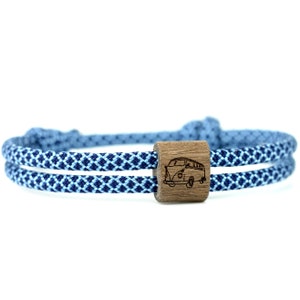 Könnte beinhalten: Ein blaues und weiß gemustertes Seil-Armband mit einer Holzperle, die ein Vintage-Wohnmobil zeigt.
