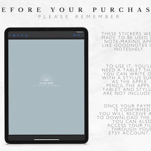 Pu&ograve; includere: Uno schermo di tablet digitale blu con il testo "BEFORE YOUR PURCHASE PLEASE REMEMBER" in alto. Lo schermo mostra un logo per "on the daily CLASSIC JOURNALS". Il testo sul lato destro dello schermo dice: "THESE STICKERS WERE MADE TO BE USED IN NOTE-MAKING APPS LIKE GOODNOTES OR NOTESHELF. TO USE IT, YOU'LL NEED A TABLET THAT YOU CAN WRITE ON WITH A STYLUS SUCH AS THE APPLE PENCIL. THE APPS, TABLET AND STYLUS ARE NOT INCLUDED. ONCE YOUR PAYMENT IS CONFIRMED YOU WILL RECEIVE A LINK TO DOWNLOAD THE FILES. YOU CAN ALSO ACCESS YOUR FILES THROUGH YOUR ETSY ACCOUNT."