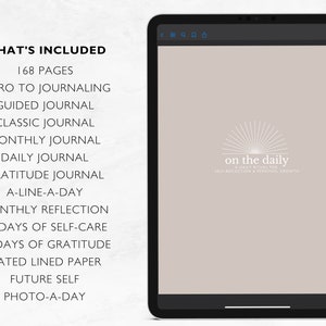 Pu&ograve; includere: Un tablet digitale che mostra un elenco di suggerimenti per il diario e un logo per "on the daily", un rituale quotidiano per la riflessione personale e la crescita personale. Il logo &egrave; un sole stilizzato con raggi che ne emanano. Il testo "love jenell" &egrave; nell'angolo in basso a destra.