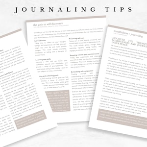 Pu&ograve; includere: Due pagine di suggerimenti per la scrittura di un diario con il testo "Journaling Tips" in cima alla pagina. La pagina sinistra ha il titolo "The Path to Self Discovery" e la pagina destra ha il titolo "Mindfulness + Journaling". Entrambe le pagine contengono testo sulla scrittura di un diario e la consapevolezza.