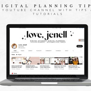 Pu&ograve; includere: Un computer portatile che mostra una pagina di canale YouTube per "love, jenell" con il testo "DIGITAL STICKERS DIGITAL PLANNERS. VISION BOARDS AFFIRMATION CARDS". Il canale ha 155 iscritti e presenta video sulla pianificazione digitale, tra cui "DIGITAL PLAN WITH ME GOODNOTES TIPS AND", "GOODNOTES DIGITAL STICKERS DIGITAL STICKE", "Evolve Planner Set Up Tutorial", "Digital Planner Flip Through Love, Jenell" e "Digital Notebook Flip Through and Tutorial Tips".