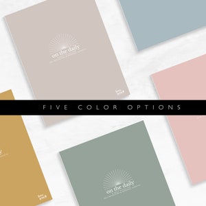 Pu&ograve; includere: Cinque opzioni di colore per un planner o un diario con il testo "on the daily" e un design a raggiera. I colori sono beige, azzurro, rosa chiaro, giallo senape e verde salvia.