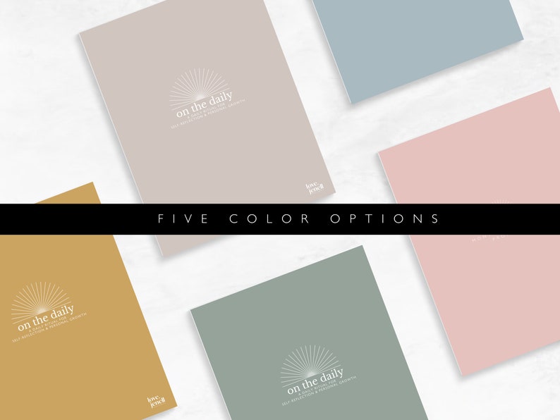 Pu&ograve; includere: Cinque opzioni di colore per un planner o un diario con il testo "on the daily" e un design a raggiera. I colori sono beige, azzurro, rosa chiaro, giallo senape e verde salvia.