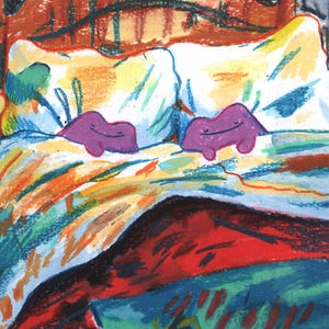 Könnte beinhalten: Farbenfrohes Kunstwerk eines Bettes mit zwei Kissen und einer gemusterten Decke. Zwei lila, lächelnde, blob-artige Figuren liegen auf den Kissen. Der Bettrahmen ist rotbraun. Die Decke hat einen Regenbogen aus Farben.