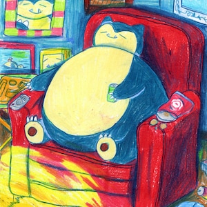 Op de afbeelding: Een kleurrijke illustratie van een groot, blauw en geel cartoonpersonage dat ontspant in een rode fauteuil. Het personage houdt een blikje vast en is omringd door ingelijste foto's. De sc&egrave;ne is getekend met krijtachtige texturen, wat een grillig gevoel cre&euml;ert.