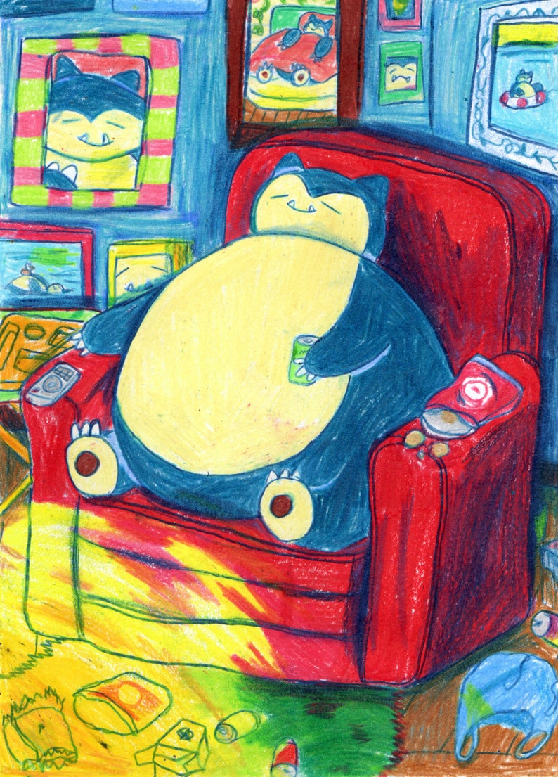 Op de afbeelding: Een kleurrijke illustratie van een groot, blauw en geel cartoonpersonage dat ontspant in een rode fauteuil. Het personage houdt een blikje vast en is omringd door ingelijste foto's. De sc&egrave;ne is getekend met krijtachtige texturen, wat een grillig gevoel cre&euml;ert.