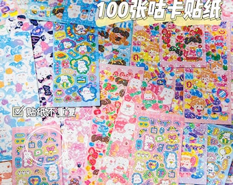 以下が含まれることがあります： 漫画の動物、ハート、星、その他の可愛いデザインが施された、キラキラ光るカラフルなステッカー100枚セット。ジャーナル、プランナー、ラップトップ、その他のアイテムのデコレーションに最適です。画像には「100 张贴纸」というテキストが表示されています。