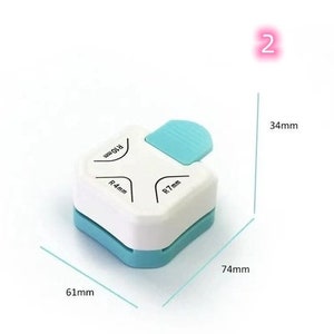 Puede incluir: Un punz&oacute;n de papel azul y blanco con cuatro c&iacute;rculos de diferentes tama&ntilde;os. Los c&iacute;rculos est&aacute;n etiquetados como R10mm, R7mm, R4mm y R1mm. El punz&oacute;n mide 18,8 cm por 15,5 cm por 8,6 cm.