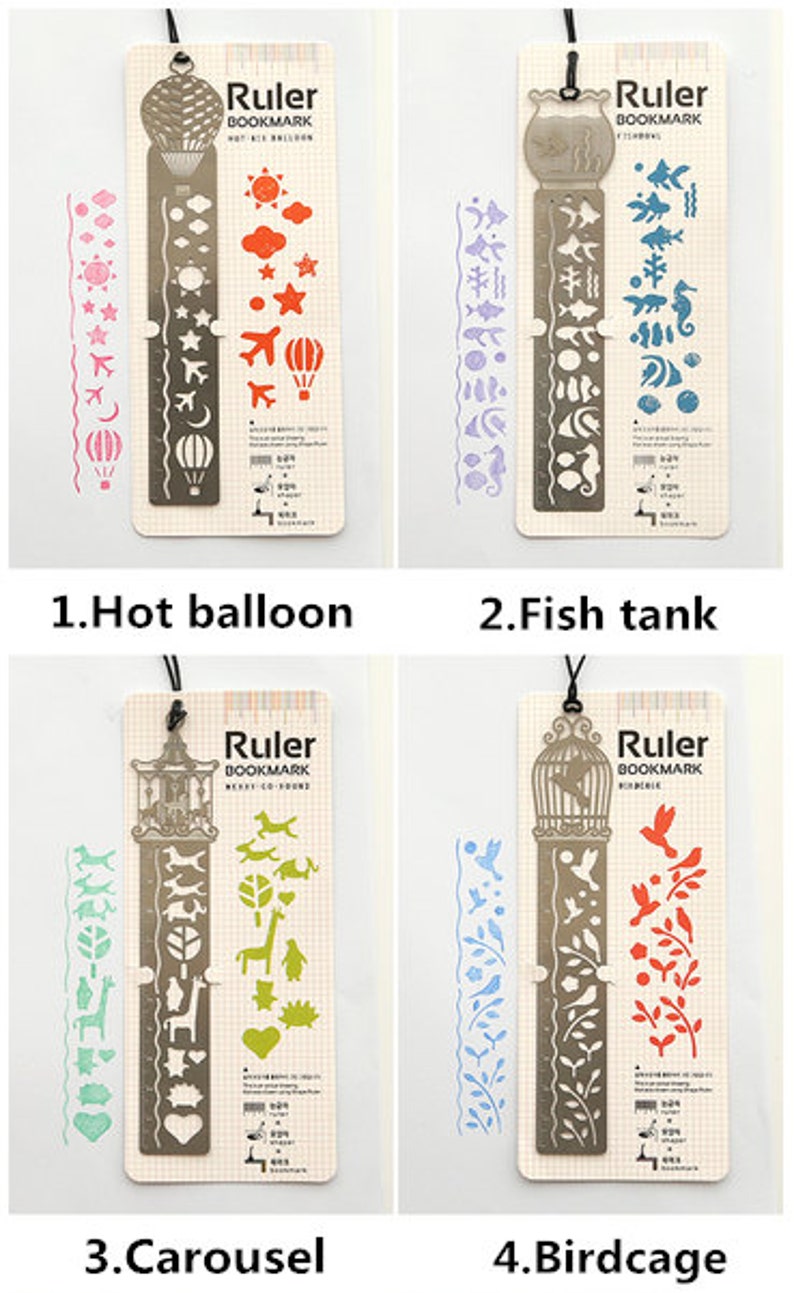 K&ouml;nnte beinhalten: Vier verschiedene Metall-Lesezeichen-Lineale mit verschiedenen Designs. Jedes Lesezeichen hat auf der einen Seite ein Lineal und auf der anderen Seite ein dekoratives Design. Die Designs umfassen einen Hei&szlig;luftballon, ein Aquarium, ein Karussell und einen Vogelk&auml;fig. Jedes Lesezeichen ist mit den Worten "Lineal Lesezeichen" beschriftet.